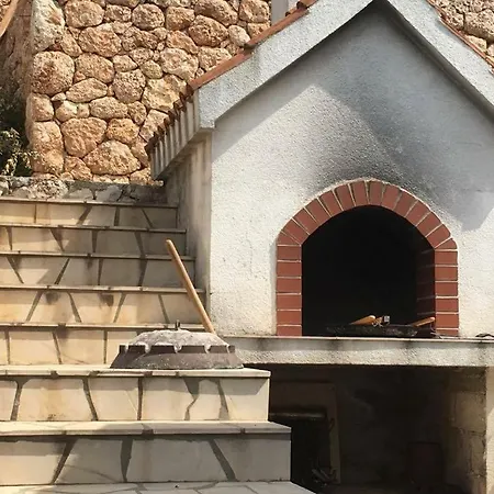Vino Sveta Nedelja (Hvar)